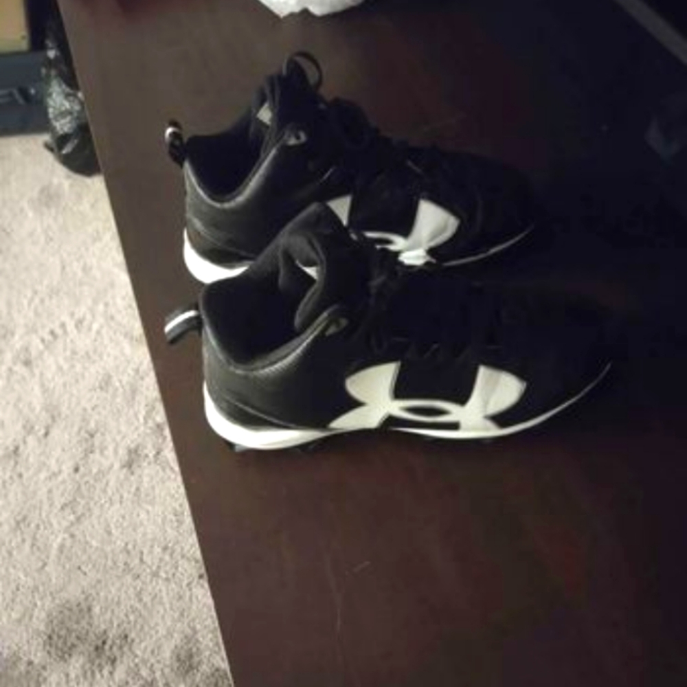Under Armour Youth Cleats size 6y